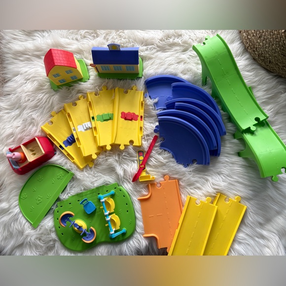 Peppa Pig all around Peppa’s town playset adjustable track - Picture 7 of 10